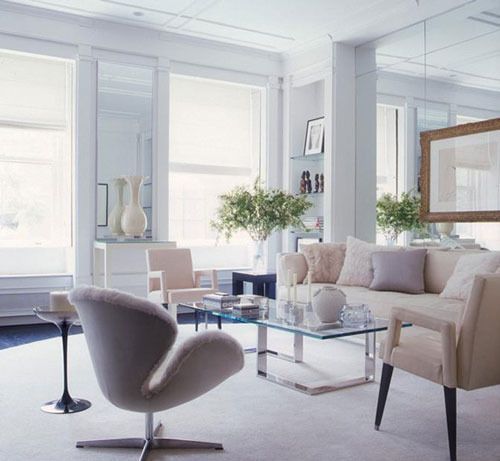 淡雅的米色沙发透着优雅的气息，圆形白地毯的搭配把客厅营造得像一个梦想的舞台