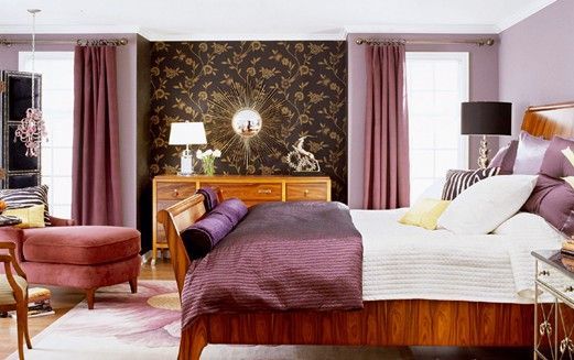 浅紫色粉饰墙壁深紫色金纹壁纸搭配茄紫色丝绒床品同色调不同材质的混搭令居室更有层次感