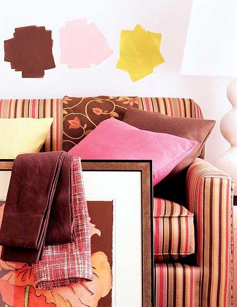 通过地毯靠垫窗帘等色块组合拆换对主打色进行呼应和反衬