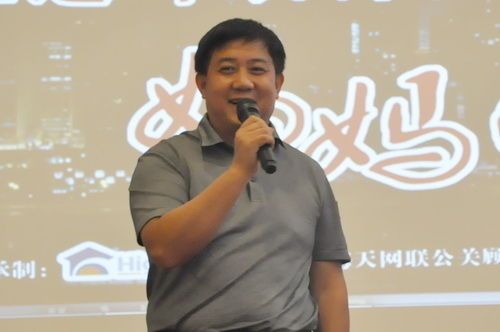 图为业之峰装饰董事长张钧先生发表讲话