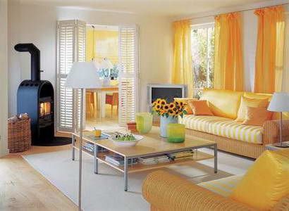 黄色能给人温暖的感觉，让人视觉开阔。作为明亮的黄色配色，选择灰色和橙色为佳。配以灰色，会使人心境平和;若想让房间变得明亮、鲜艳，可点缀些许绿色