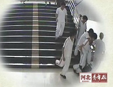 撤离时，腿部受伤的学生常钊被同学背下楼