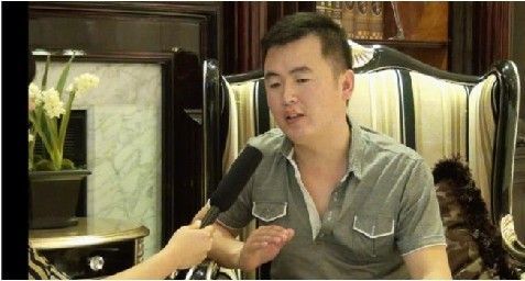 图为：爱维米格总裁冯志诚接受采访