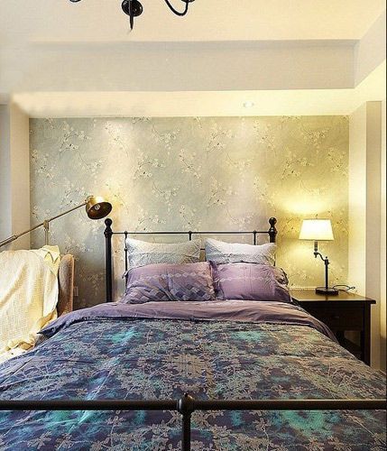 紫色床品和清新怀旧风格壁纸和谐呼应
