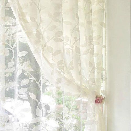 纯洁优雅的白色叶子缠绕在白纱上，唯美自然，温馨舒适，一朵粉色的小花窗帘扣更惹人爱，让您有个美好的下午时光
