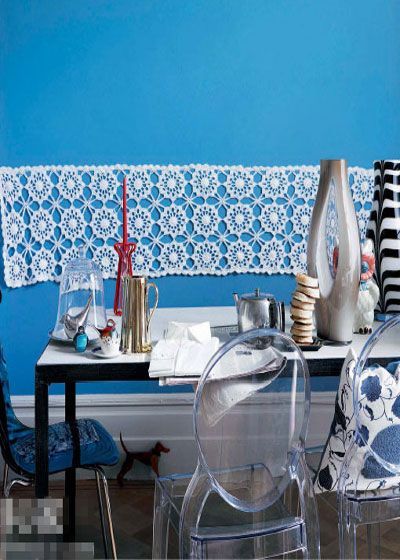 把桌旗贴在墙面上单调的蓝立刻找到了伴侣温暖的材质和图案蓝与白的明艳色调让餐厅充满了海洋味