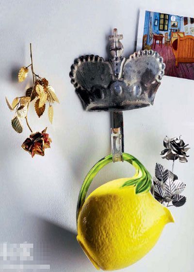 这款以柠檬味设计灵感的花瓶除了鲜亮的色泽可以点亮双眸之外仿佛感受到它散发出的清新而芬芳的柠檬香