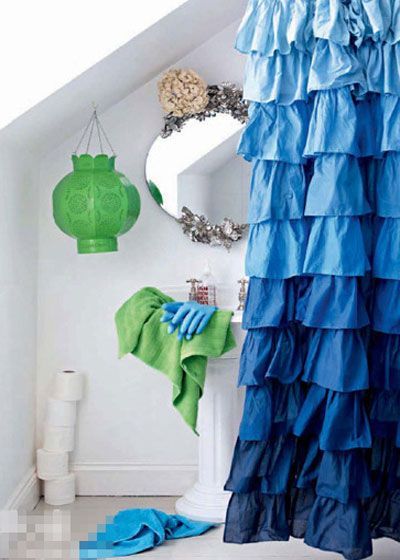 一块渐变蓝色的褶皱花纹棉布窗帘从躺着变为挂着便有了它另一面的迷人与功用