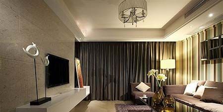 咖啡色沙发、紫灰色地毯、棕色窗帘和米色的墙砖、地砖，共同构筑了这款充满浓郁咖啡气息的温馨客厅