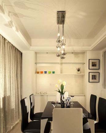 黑白相间的餐桌椅在白墙环绕的餐厅里显得格外时尚醒目