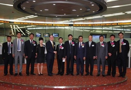 航标控股主礼嘉宾和香港联交所代表于交易大厅合影