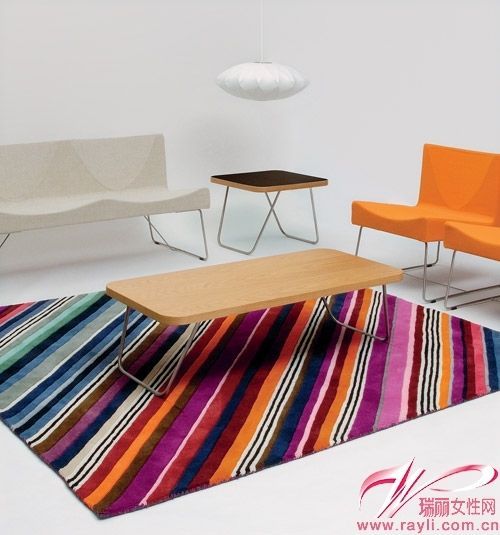在简约空间里一款彩虹色地毯足以让原本平庸的空间倍增活力