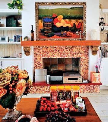 客厅电视墙。欧式壁炉是整个客厅的亮点，厚实的木几、雕花铜盘配以印象派画作，构成浑然天成的画面