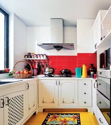 厨房明黄的地砖和朱红墙砖在白色橱柜的过渡下，相得益彰。在充足的光线和跳跃的色彩中烹饪，是一种享受