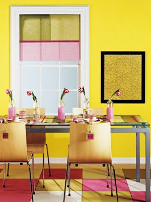 正如蒙德里安的抽象画，这种明度极高的艳黄色大面积运用在墙体上，唤起了居室的亮度和热情