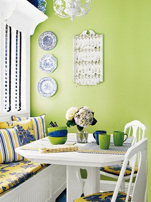 明亮的柳绿色铺砌在整面墙上，令空间显得有机而自然。白色是调和这种色彩最佳的选择