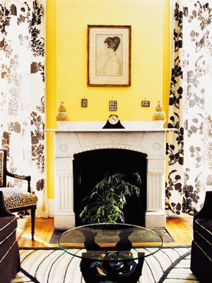 鹅黄色的墙面能提升居室空间的亮度。黑白色与鹅黄的搭配不仅能流露明朗温暖的味道，更有几分艺术的浪漫感觉