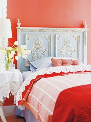 红色墙面具有浪漫、温馨而甜蜜的感觉，能营造出富有激情的氛围