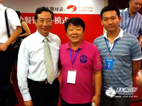 吉总与中国烹饪协会秘书长冯恩援(左一)合影