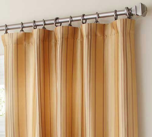 窗帘杆采用挂钩，铁艺制作，呈现自然垂坠感。在窗帘材料上面选材好，条纹图案增添可爱气息