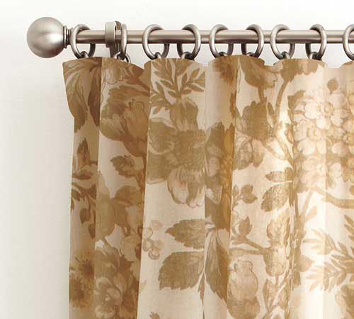 运用亚麻加上棉的用料搭配，再有其上细致精美的花卉刺绣，在双线缝制亚麻/棉打造的窗帘上，为我们展示了一个新鲜的窗口发言平台，清新独特