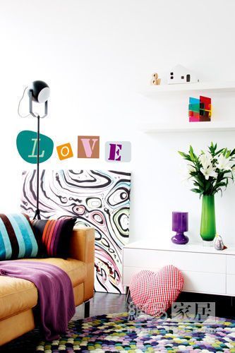 紫色和绿色是打造浪漫与清新不可或缺的色彩，不用大动干戈的改变家具颜色，只要用一些紫绿色系小物来装点在室内，一个二人专属的温馨空间便呈现了