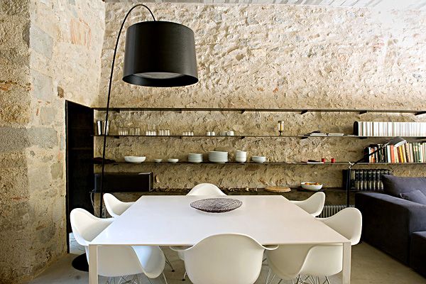 现代简约家具遇上复古石质墙体 西班牙特色石头房  