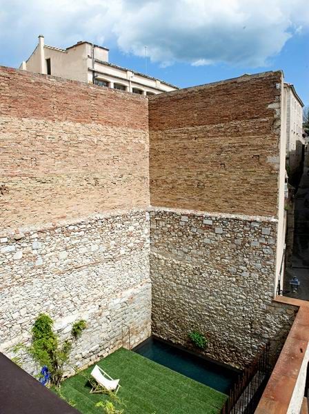 现代简约家具遇上复古石质墙体 西班牙特色石头房  