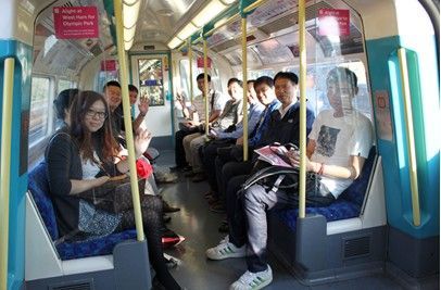  嘉宾们选择低碳出行方式，乘坐地铁去往“伦敦碗”
