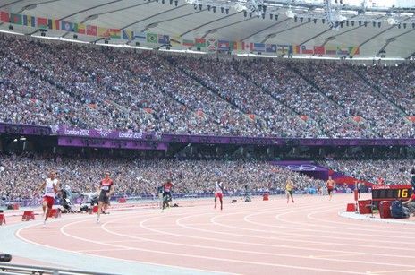 伦敦碗内进行的男子4*400米接力赛跑