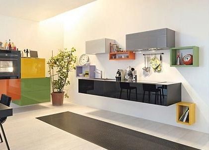 靓丽的烤漆板和彩色置物架在餐厨区相互搭配，让开放式的装饰空间和封闭式的收纳空间相互穿插，形成美观又实用的效果