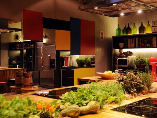 彰显生活品质 巴西舒适宽敞的彩色厨房(图) 
