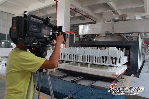 央视记者在拍摄恒洁149米长隧道窑运作过程