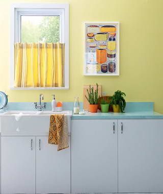 想要让不大的厨房轻松起来的话，试试选用淡黄色作为厨房墙面，搭配浅蓝色的橱柜台面，瞬间厨房就明亮又从容起来