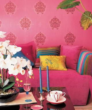 选择与沙发色系的壁纸可以将气氛烘托到极致，花朵图案让壁纸散发出异域风情，热烈的艳粉也显得不会过于夺目