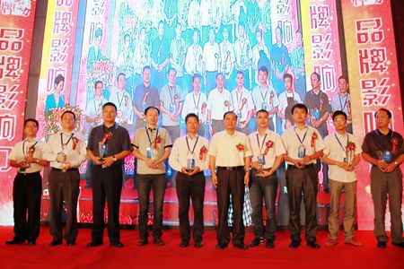中国消费者协会母建华副会长为获奖企业家颁奖
