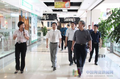 武晓明副司长(右前一)在周军执行董事(中)的陪同下调研中国陶瓷城
