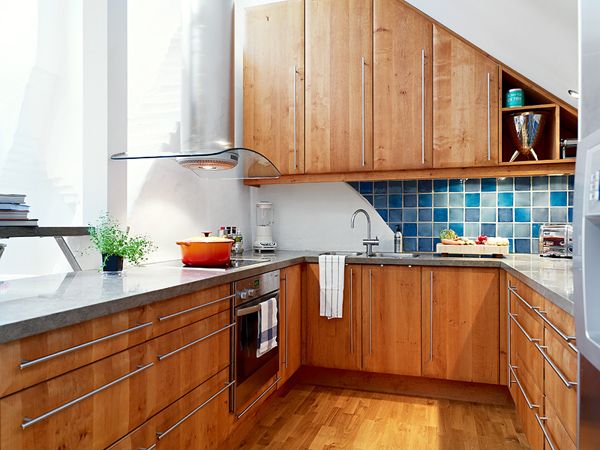 蓝白木色清新厨房 96平方的精美阁楼设计(图) 
