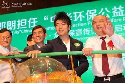 德尔地板汝继勇董事长与中华环保基金会王庭建副秘书长及朗朗共同启动水晶球
