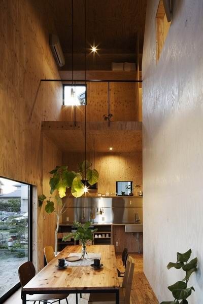 黑色的外墙覆盖整个立方体 日本毫安风格住宅 