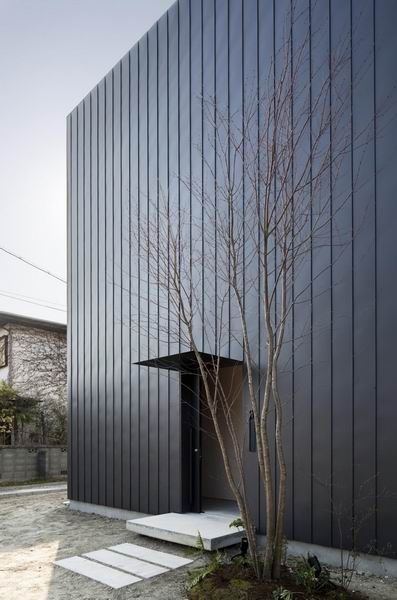 黑色的外墙覆盖整个立方体 日本毫安风格住宅 