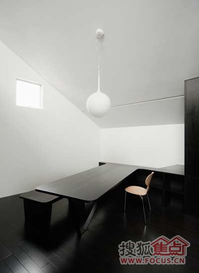 黑色原木地板搭配白装 现代极致小日式(组图) 