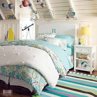 宁静的湖蓝色床品彰显了女孩优雅温婉的性格，搭配一款彩虹般宽直条纹的地毯，让床边增添了淡雅与朴实的气息