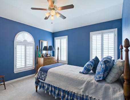 室内整体陈设干净简单，随处可见的蓝色跟白色充实整个空间却不显得拥挤，一点原木的装饰和点缀给室内增添了不少的温度