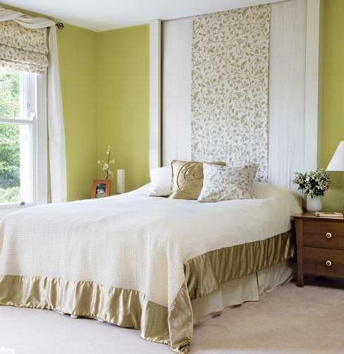 墙面选择了大面积的浅绿色，受墙面色调的影响，床品边围浅金色装饰和窗帘（装修效果图）上清新的花纹相得益彰