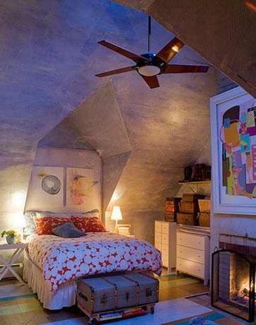 小小的阁楼好好利用也能成就一个别样舒适的卧室空间，墙面色彩很别致，在灯光的投射下更显宁静安详，适合卧室的整体氛围。室内各种软装又补足了温馨的气氛，相得益彰