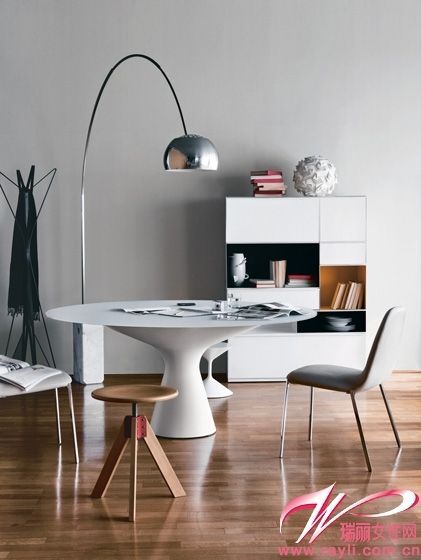 皮椅+亚克力餐桌以及木质圆凳相组合成就丰富空间质感