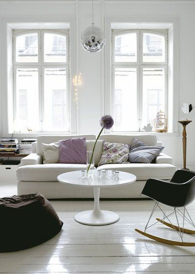 整体空间是白色的，再加入一些紫色元素的装设，让整个室内变成温馨舒适起来