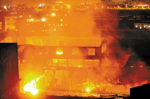 昨晚11时许，顺德乐从大闸村黎湖工业区雄丰家具厂大火还在烧。