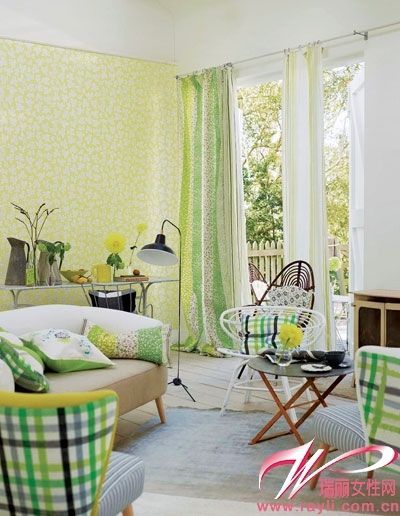 绿意窗帘+黄绿色壁纸+绿色格纹座椅　全方位提升空间清新感